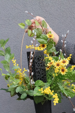 Solaria Yellow, wielkanocny bukiet nagrobny we wkładzie, wys.54cm