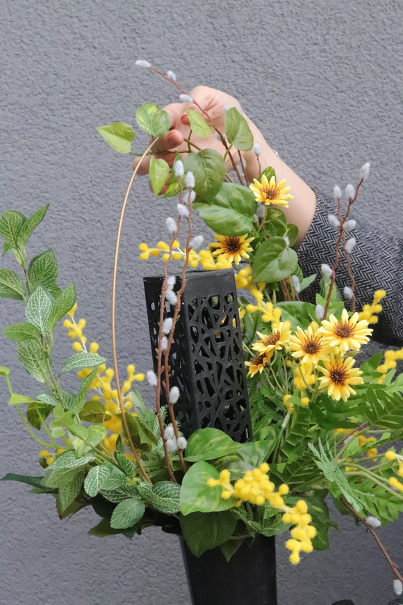  Solaria Yellow, wielkanocny bukiet nagrobny we wkładzie