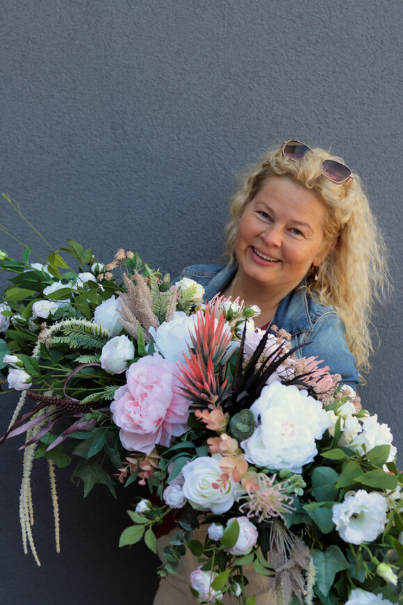 Andria Longia, kompozycja kwiatowa na długi stół