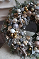 Ozłocony, świąteczny wianek na drzwi