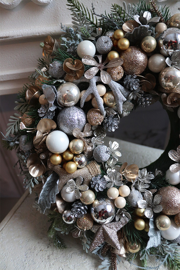 Ozłocony, świąteczny wianek na drzwi