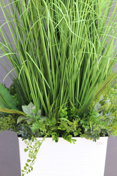 Anna Modern White 2, kompozycja z traw w dłutowanej donicy, wys.160cm