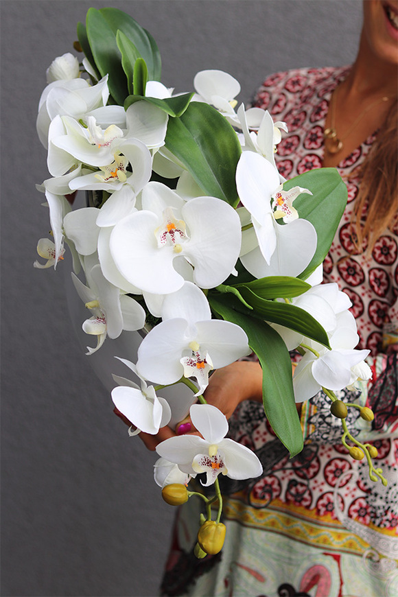 Dekoria Orchidelia, kompozycja z orchideą w podłużnym naczyniu