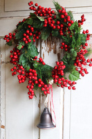 Koralowy, zimowy wianek z owocami i dzwonkiem