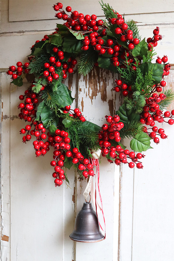 Koralowy, zimowy wianek z owocami i dzwonkiem