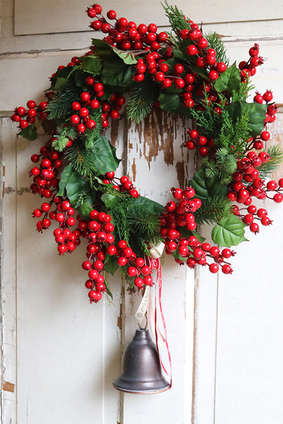 Koralowy, zimowy wianek z owocami i dzwonkiem