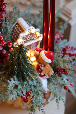 OD RĘKI Słodki Domek, stroik świąteczny z piernikowym ludkiem, wym.40x50x46cm