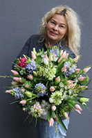 Wiosna, flowerbox z tulipanami i hiacyntami