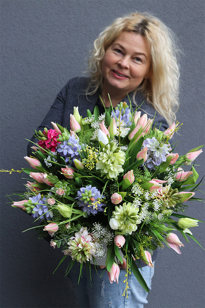 Wiosna, flowerbox z tulipanami i hiacyntami