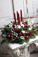 klasyczny stroik z czerwonymi świeczkami