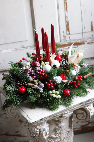 klasyczny stroik z czerwonymi świeczkami