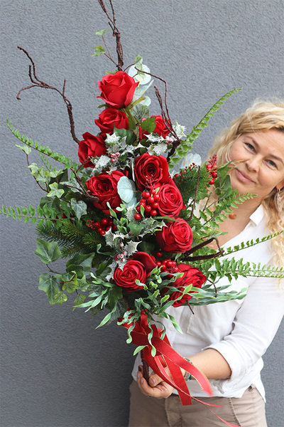 Red Roses, bukiet nagrobny zimowy z ostrokrzewem, dł.90cm