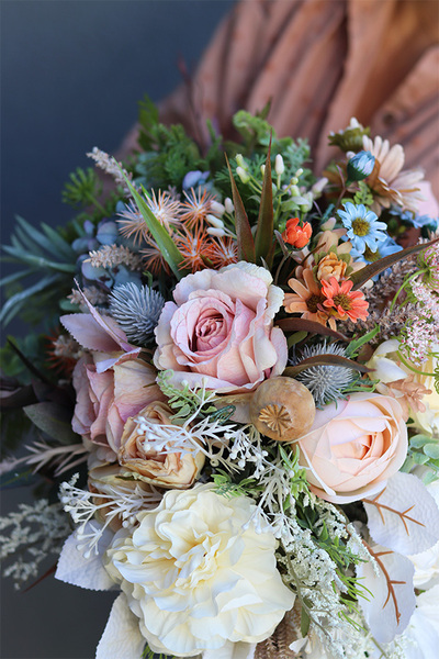 Początek Jesieni, kompozycja kwiatowa w złotej misie