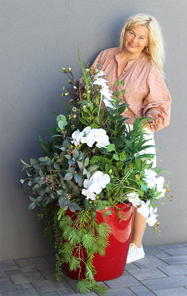 Orchideno Modern Classico, kompozycja ze storczykiem w czerwonej donicy