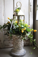 Angelo Yellow Garden, kompozycja nagrobna ze złotym lampionem, wys.65cm