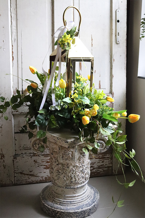 Angelo Yellow Garden, kompozycja nagrobna ze złotym lampionem, wys.65cm