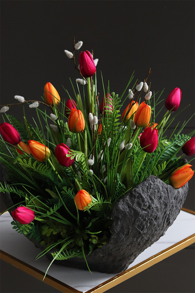 Tulippe Volcan, kompozycja nagrobna w misie