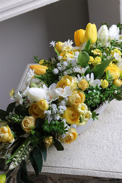 Amira Long, dekoracja kwiatowa na stół Wielkanocny