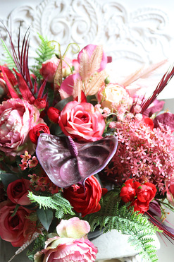 Czerwona Poezja, kompozycja nagrobna w misie, wym.47x75cm 