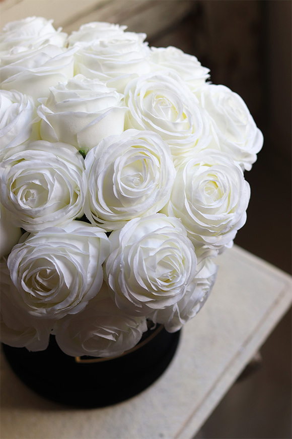 Magnatia, welurowy flowerbox z białymi różami, wys.35x26cm