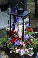 lampion z kwiatami na cmentarz