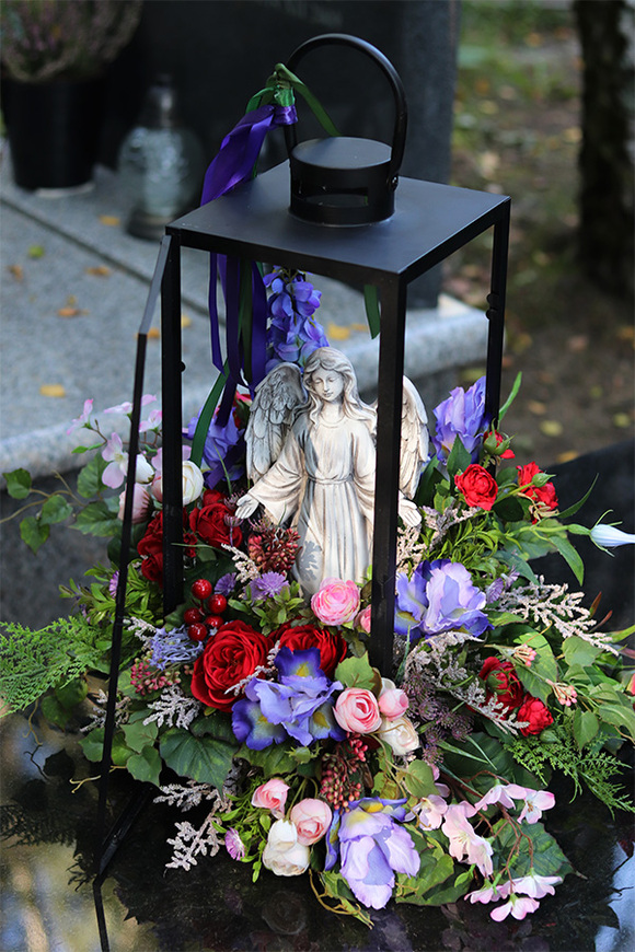 lampion z kwiatami na cmentarz
