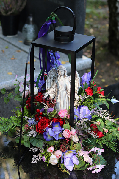 lampion z kwiatami na cmentarz