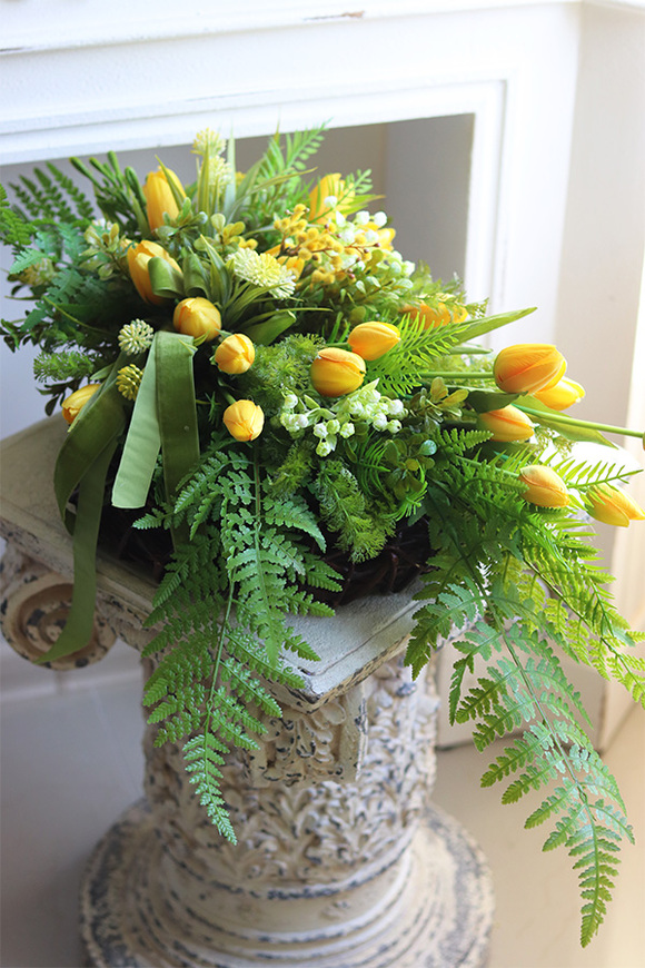 Żółta Energia, wiosenny wieniec nagrobny z tulipanami