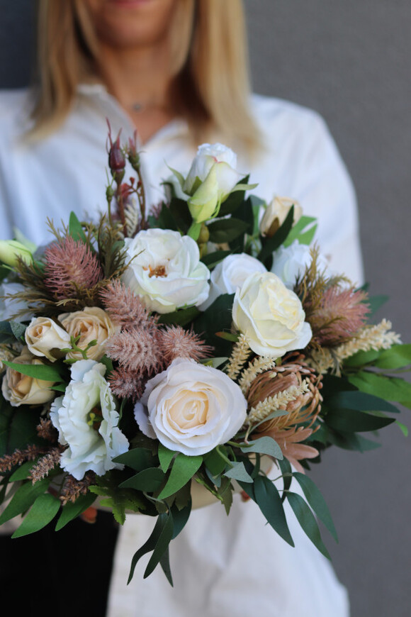 November Boho Chicc, kompozycja kwiatowa w białej misie