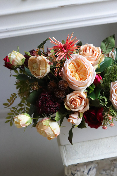 Miodowy Dom Banerra, kompozycja kwiatowa w donicy