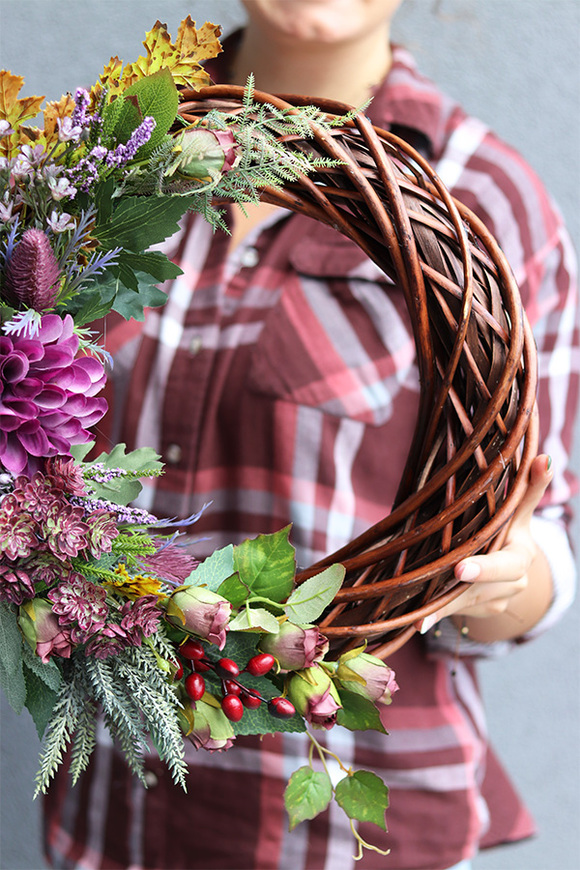 Hefruta Fiolina, jesienny wianek z fioletową dalią