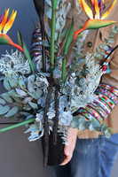 Black Strelizia, nowoczesny bukiet nagrobny we wkładzie