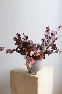 Izaria 2, kompozycja kwiatowa w naczyniu z suszem, wym.45x50x27cm