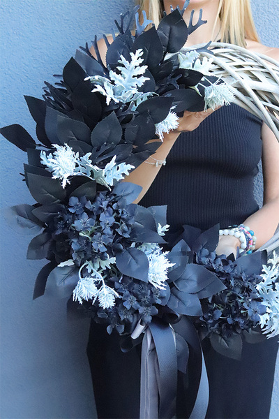 Kremolia, asymetryczny wianek z czarnych roślin, śr.52cm