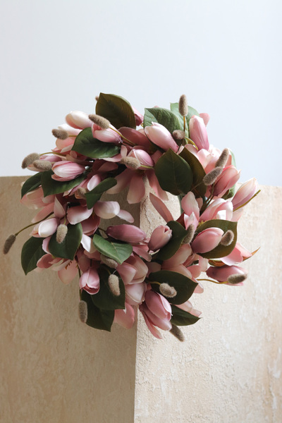 Magnolia Pudrova, wianek z kwiatów magnolii