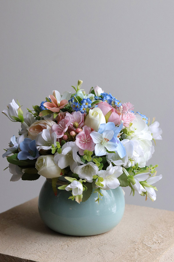 Deluni Blue, kompozycja kwiatowa z kokardką