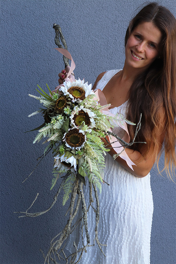 Olivetti, bukiet nagrobny z białymi słonecznikami, dł.115cm