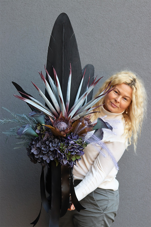 Mortario Violet Vinn, nowoczesny bukiet nagrobny w wazonie