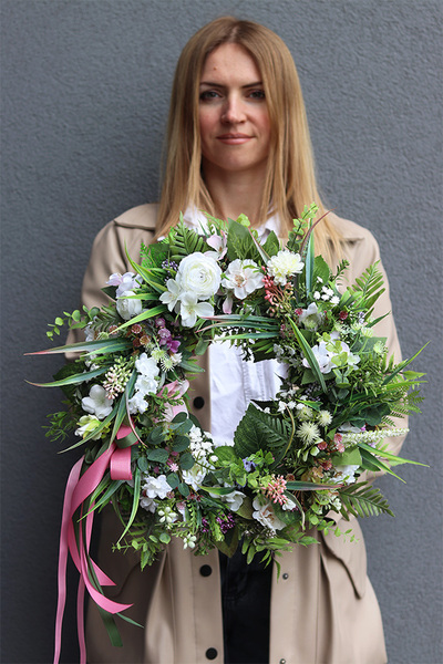 Murcia, biały wianek na drzwi