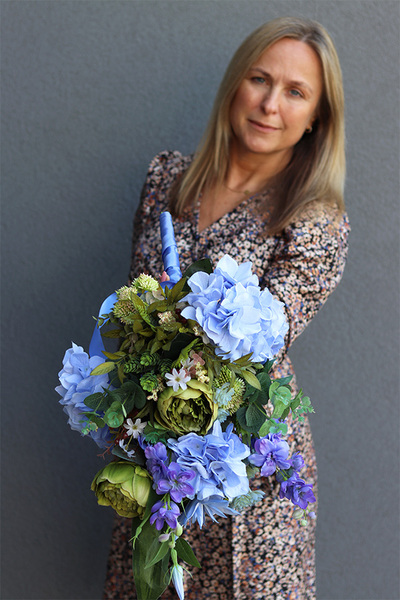 Blue Ocean, bukiet nagrobny z zieloną peonią