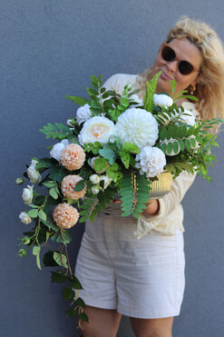 Ministeria 2, elegancka kompozycja kwiatowa w misie, wym.32x60x50cm