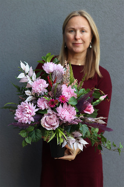 Nerute, bukiet nagrobny z róż we wkładzie, dł.55cm