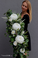 Dacja White, girlanda nagrobna na desce