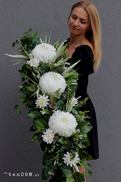 Dacja White, girlanda nagrobna na desce