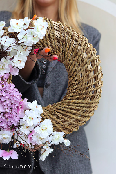 Anette, wianek dekoracyjny z różowymi kwiatami