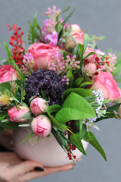 Pinkolia, kompozycja kwiatowa z kokardką