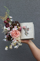 Nedure Bookstory, dekoracja nagrobna z księgą