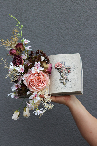 Nedure Bookstory, dekoracja nagrobna z księgą