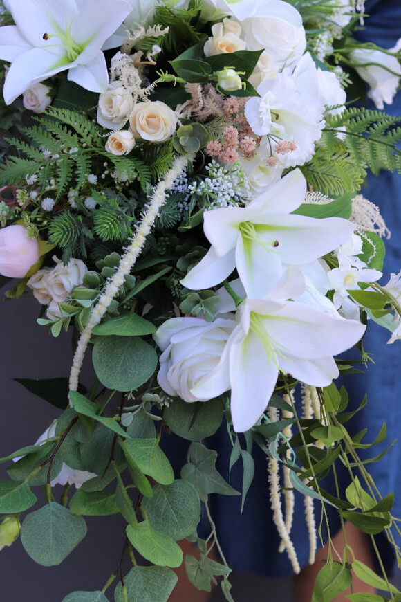 Andria White Day, kompozycja kwiatowa na długi stół