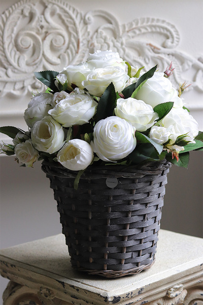 Biały Różany, kosz z kwiatami